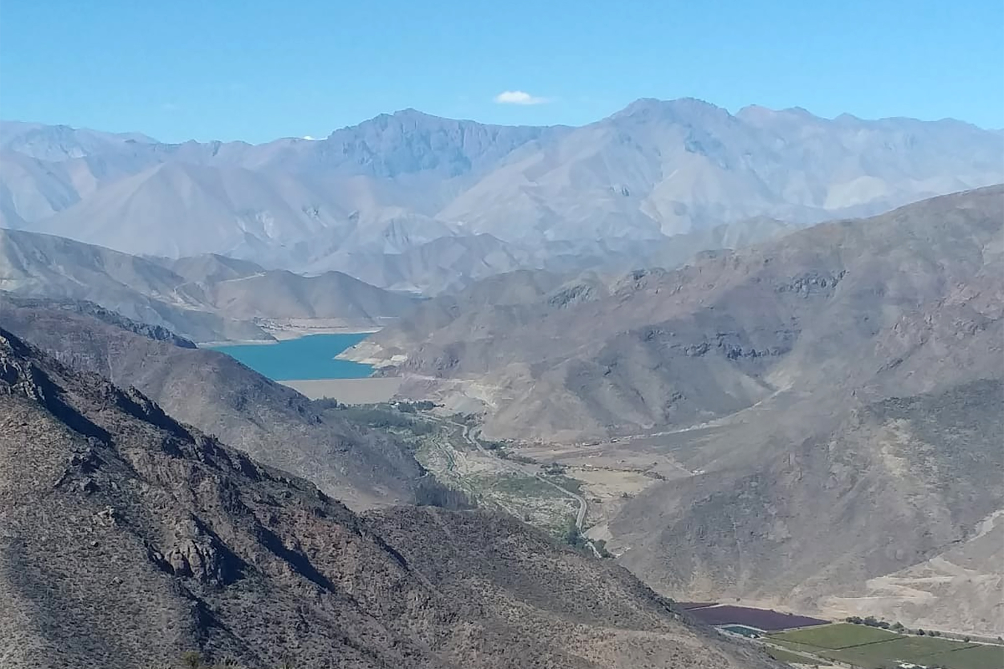Los alrededores del Valle de Elqui ofrecen una gran variedad de circuitos y senderos entre cerros, parronales y embalses